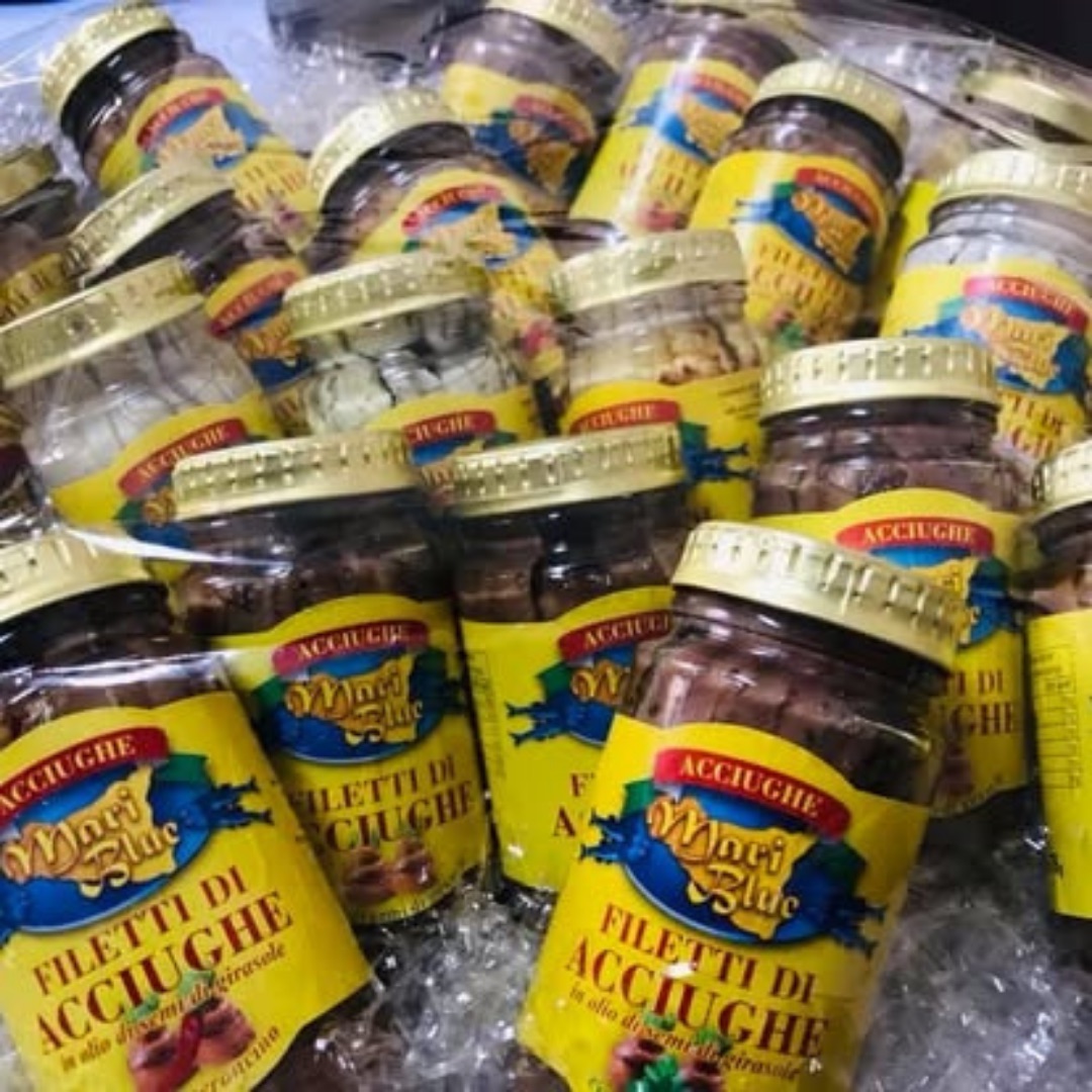 Vasetti di filetti di acciughe Mari Blue pronti per la distribuzione