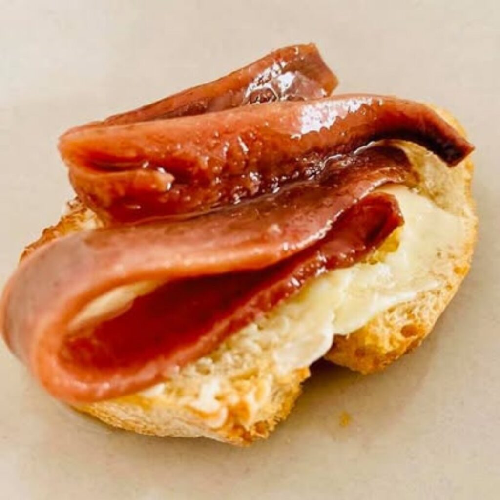 Filetti di acciughe su una fetta di pane