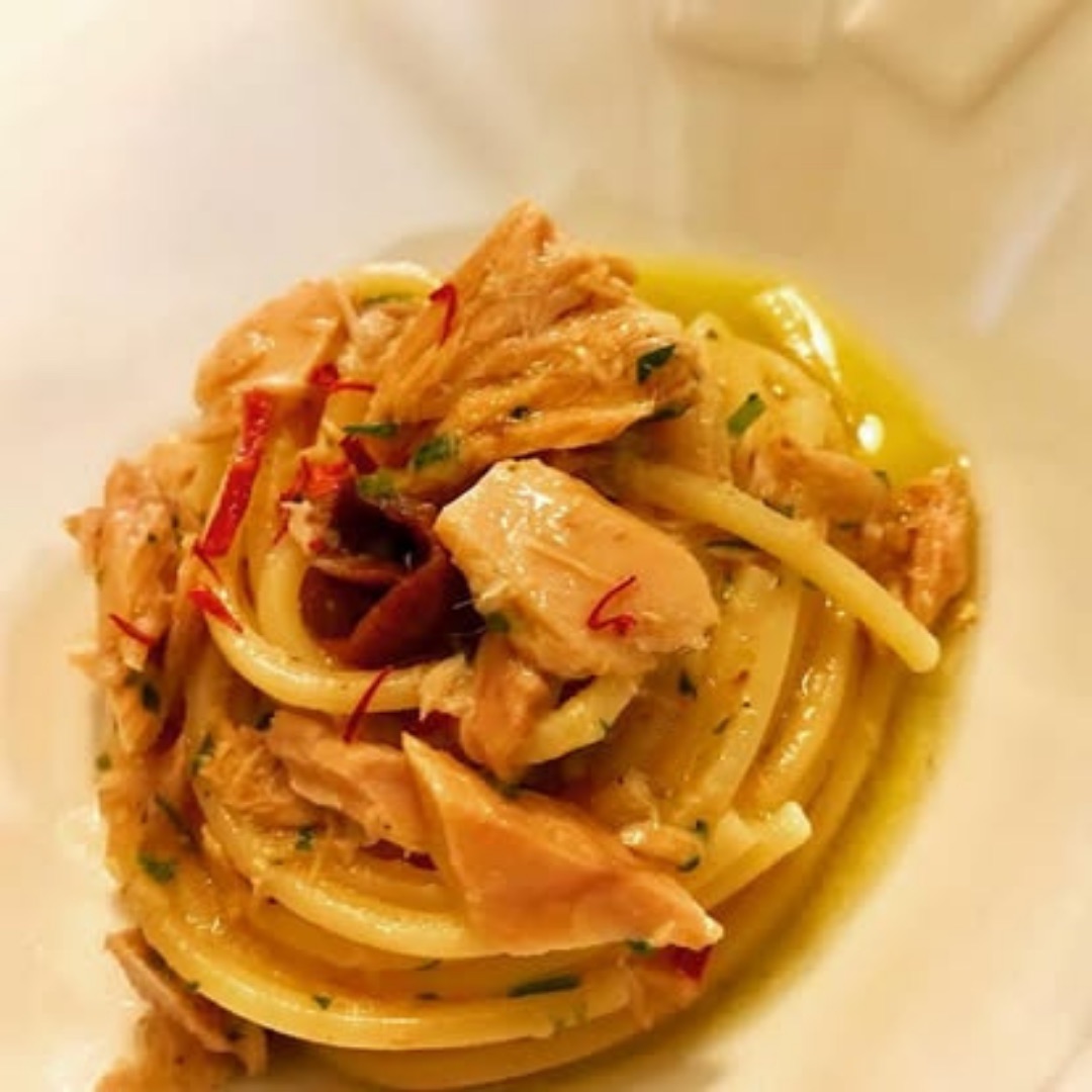 Spaghetti con filetti di tonno, peperoncino e prezzemolo