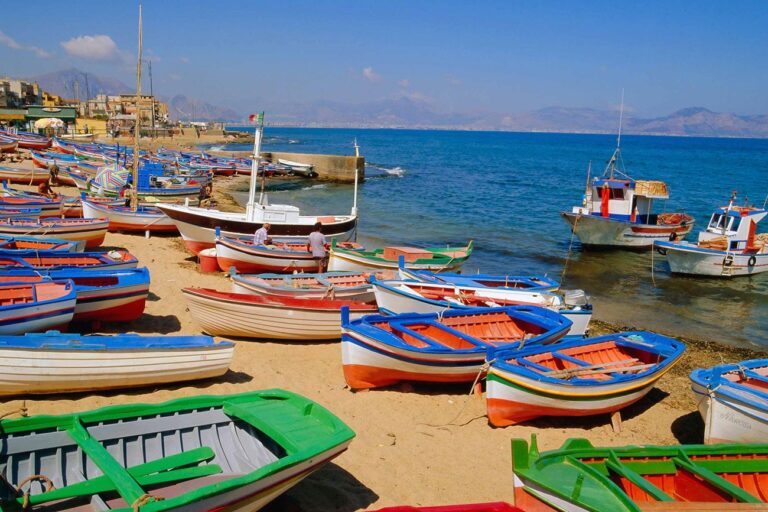 Barche colorate di pescatori sulla spiaggia del porto di Bagheria