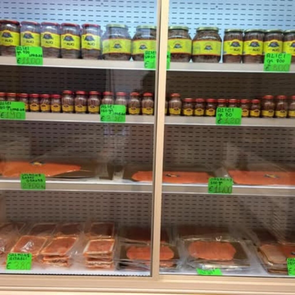 Scaffale con i vasetti e le vaschette Mari Blue